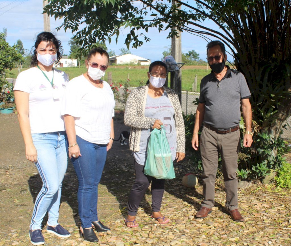 Famílias cadastradas no CRAS de Maracajá recebem peixes para a Sexta-Feira Santa