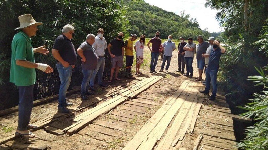 Ponte será refeita em concreto. Administração de Turvo dialogou com a comunidade sobre as possibilidades