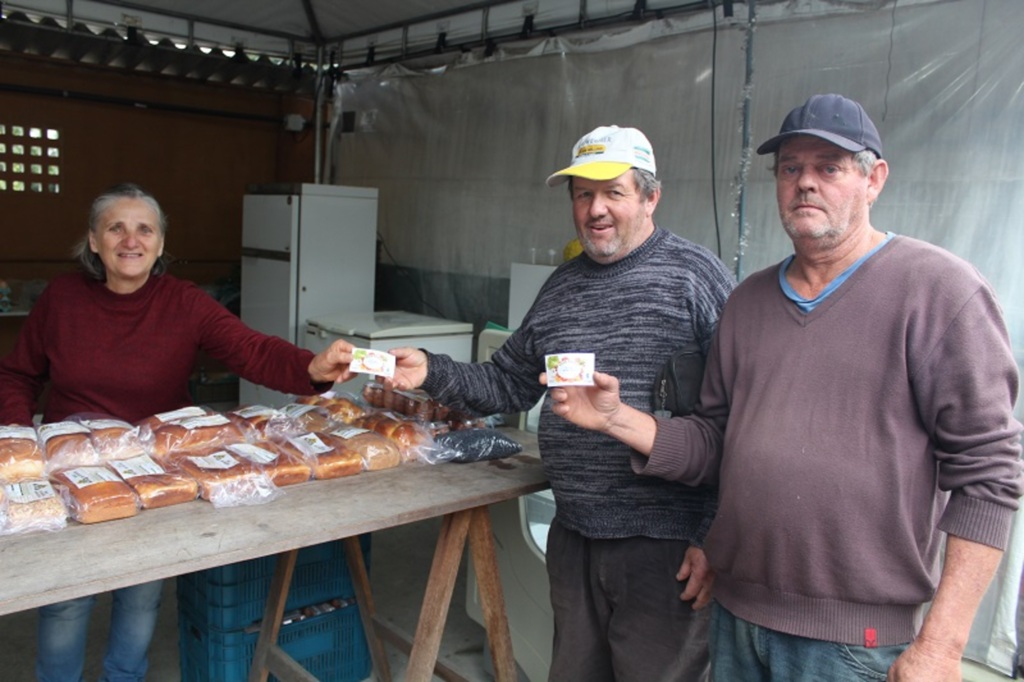 Servidores recebem Vale Feira da Administração Municipal de Urussanga
