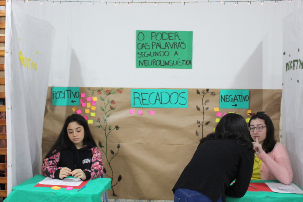 Programa de Residência Pedagógica da Unesc debate o poder das palavras com alunos de escola de Criciúma