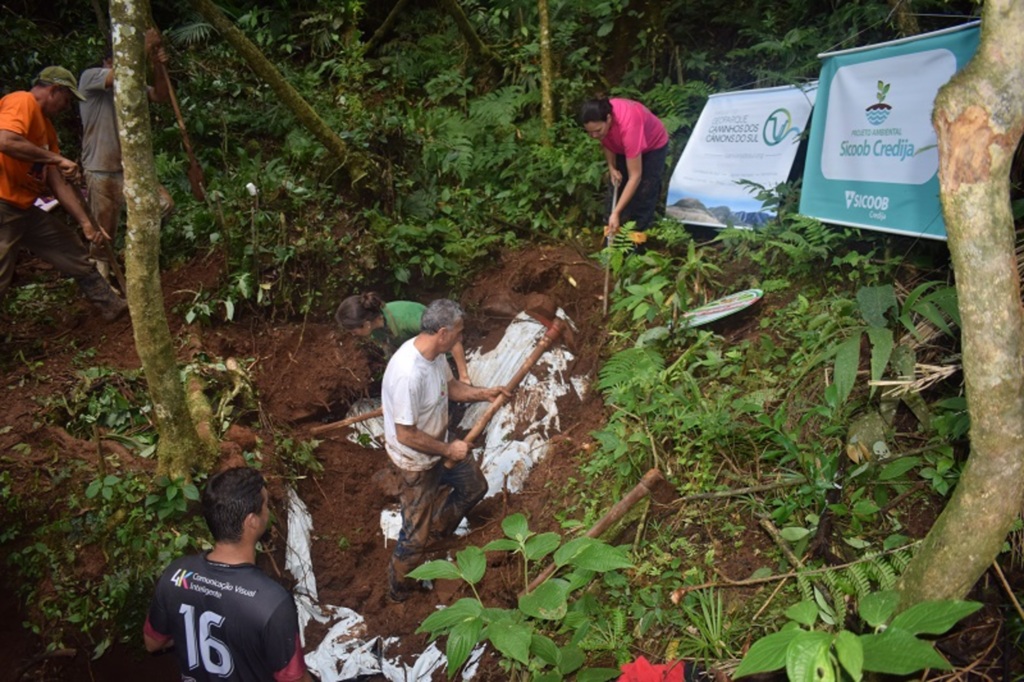 Parceria entre Geoparque, Epagri e Credija realiza proteção de nascente em Jacinto Machado