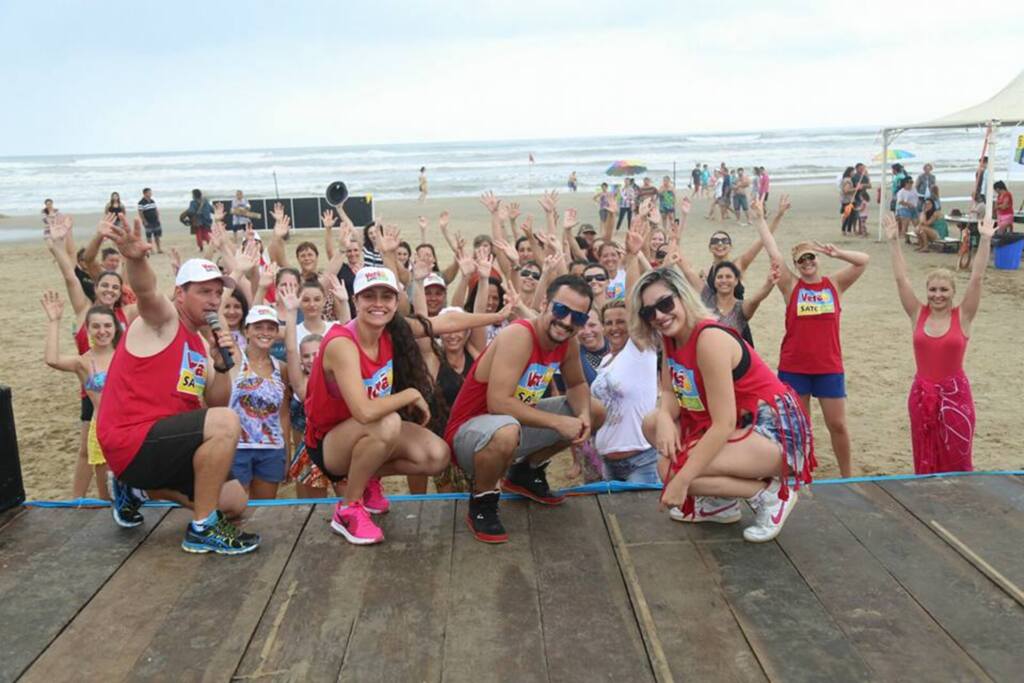 Turistas e veranistas participam do projeto Verão Satc na beira da praia