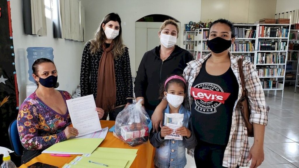 Alunos matriculados na rede municipal recebem kit alimentação