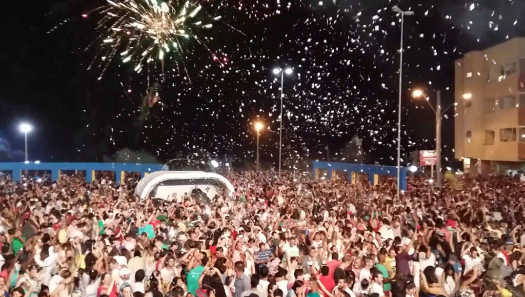 Mega Reveillon 2016: Multidão celebra a chegada do Ano Novo com grande festa em Arroio do Silva