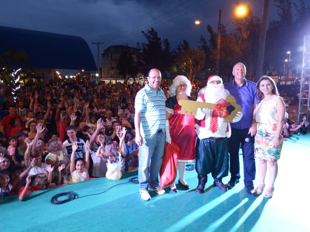 Noite de natal encanta famílias em Balneário Arroio do Silva