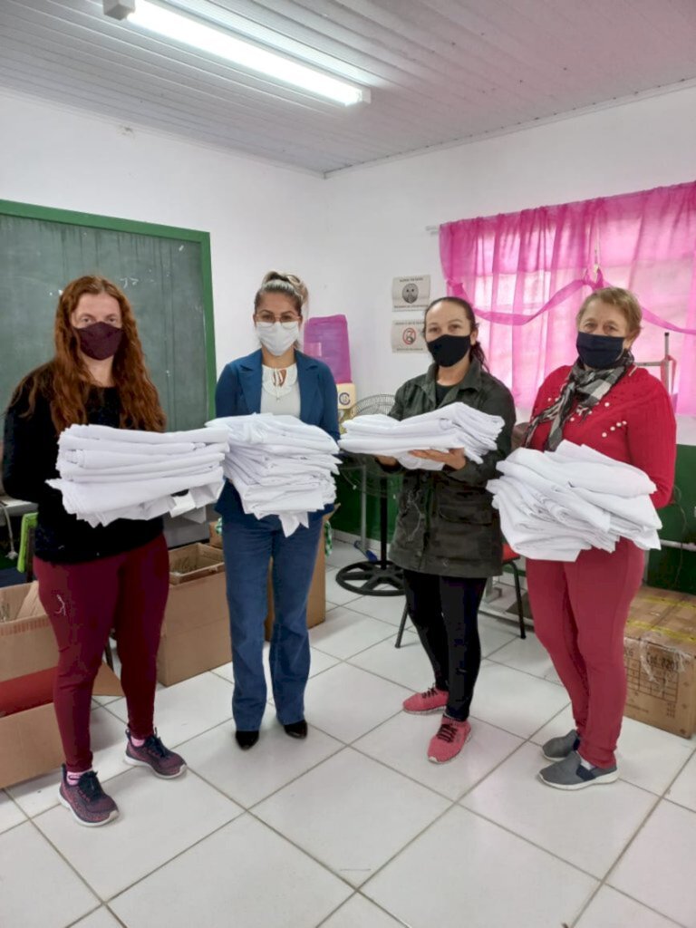 Alunas do Curso de Costura confeccionam lençóis e fronhas para o CEMASAS