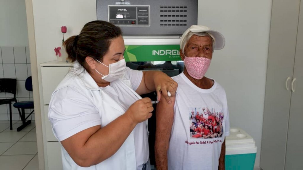 Idosos com mais de 90 anos começam a receber vacinação em Balneário Arroio do Silva