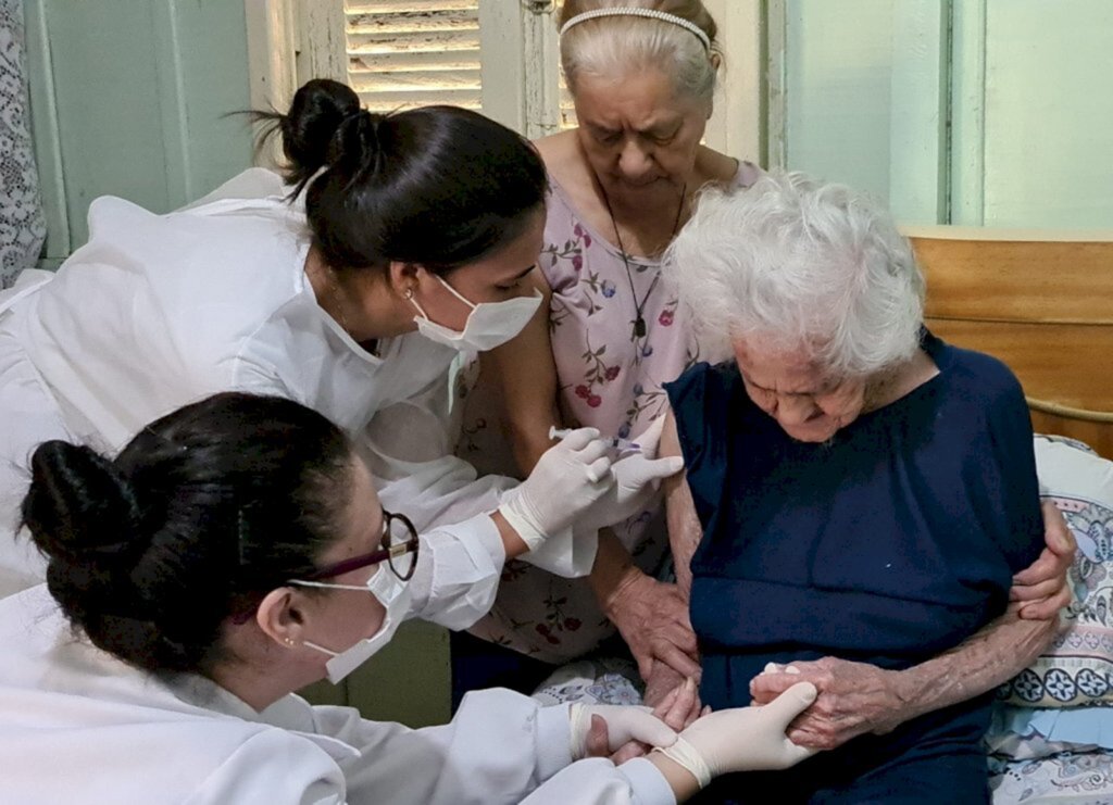 Sombrio inicia vacinação de idosos com Dona Santina, de 104 anos