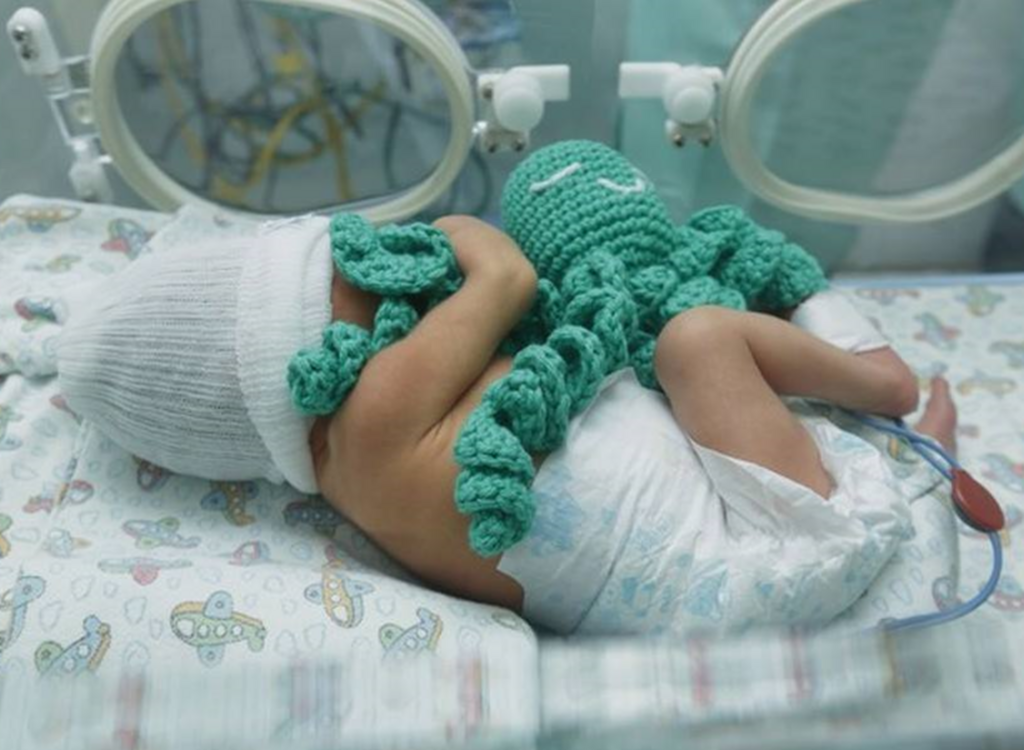 Hospital Santa Catarina lança campanha para arrecadar linhas para produção de polvos de crochê