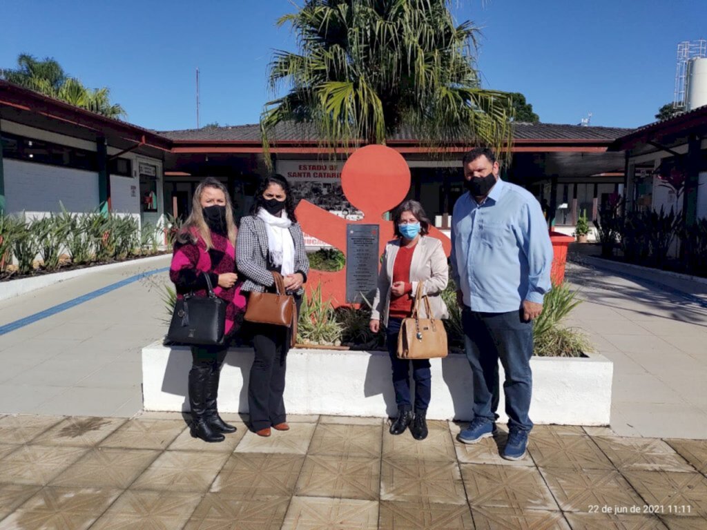 Diretor de Educação de Maracajá e equipe visitam Fundação Catarinense de Educação Especial
