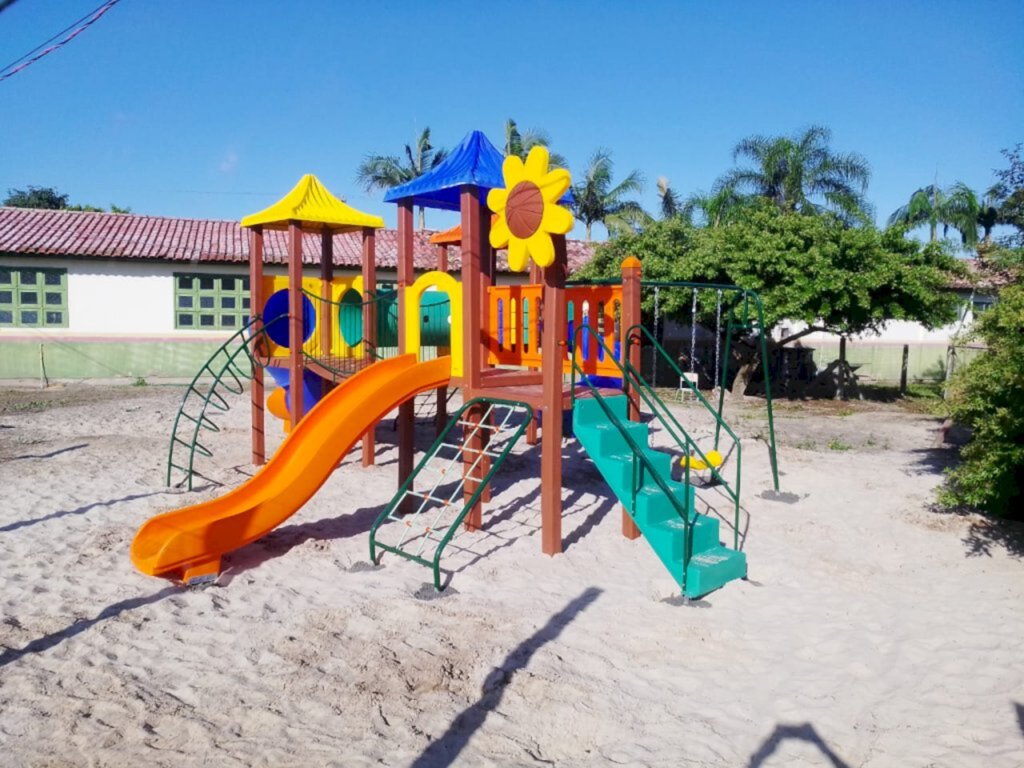 Prefeitura investe na Educação e entrega playground à escola de Maracajá