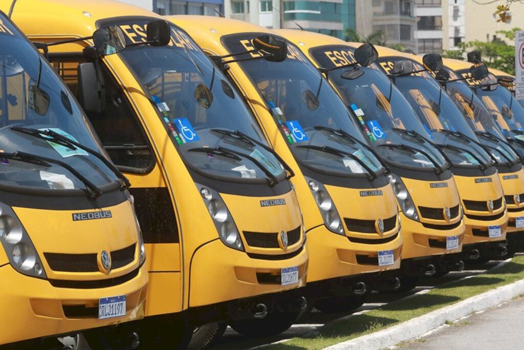 Governo do Estado entrega mais 73 ônibus novos para o transporte escolar