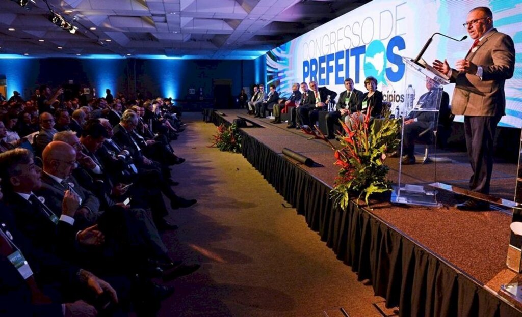 Congresso de Prefeitos reúne gestores municipais em São José