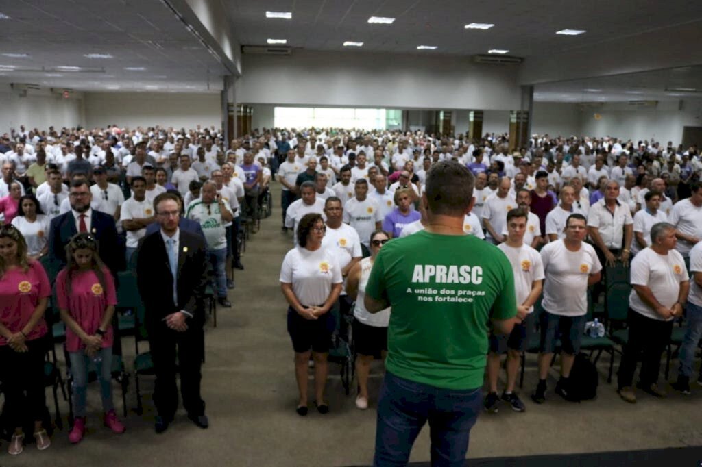 Protesto por reajuste salarial da segurança pública reúne mais de 3 mil pessoas