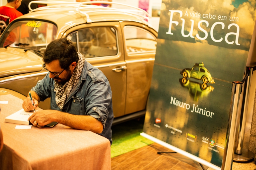 Foto: Gustavo Vara/Especial DP - Autor participa de bate-papo na Tenda Cultural montada na praça