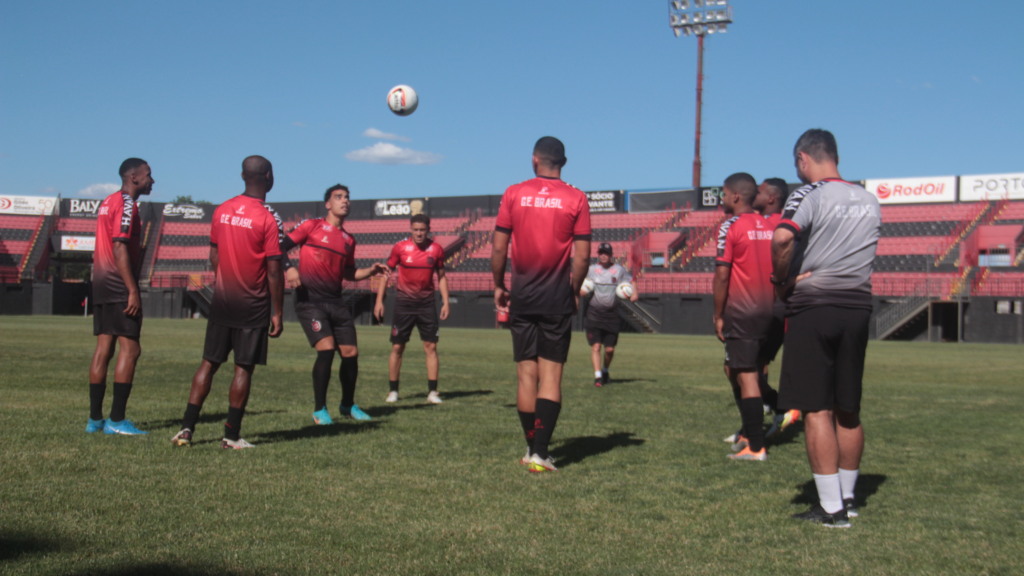 Foto: Lucas Kurz - DP - Marcelo Pitol, Luís Gustavo, Rennan Siqueira, Rafael Dumas e Amaral, além dos jovens Tony Lucas, Thiago Henrique e Victor Jesus, participaram da primeira atividade