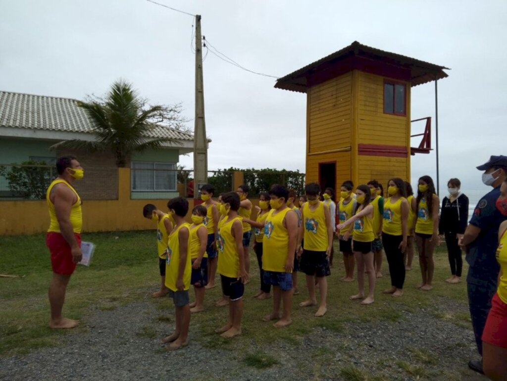 Itapoá: Projeto Golfinho forma primeira turma da temporada