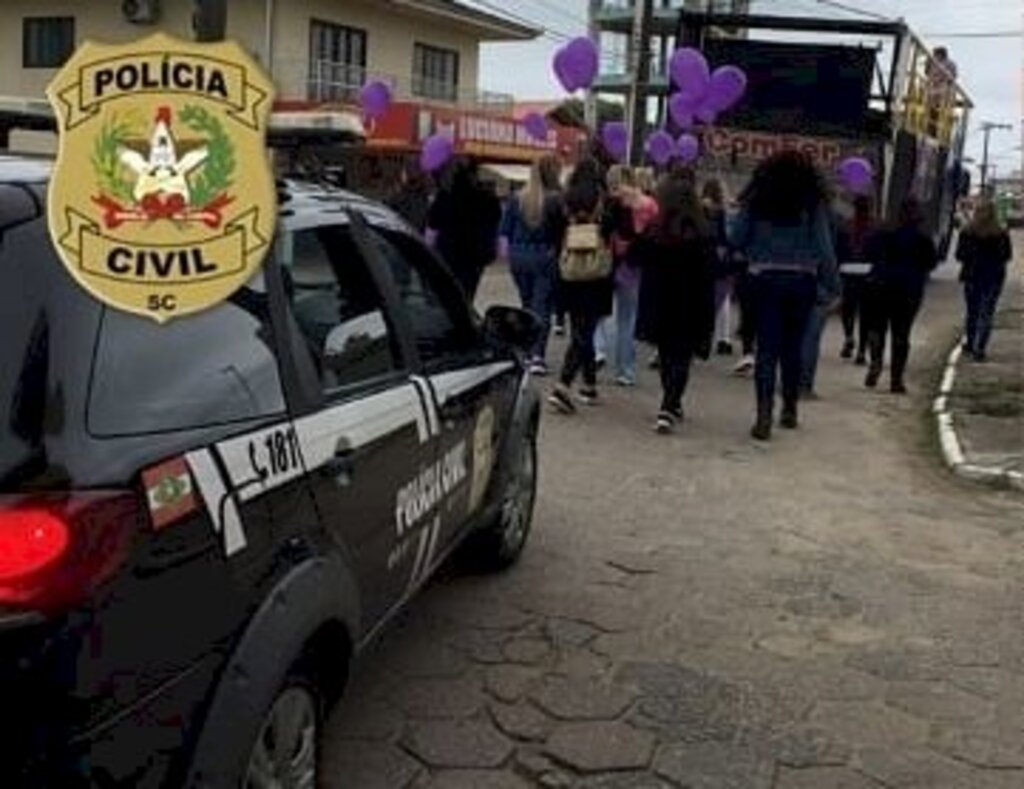 Policiais de Barra do Sul participam de passeata do Agosto Lilás