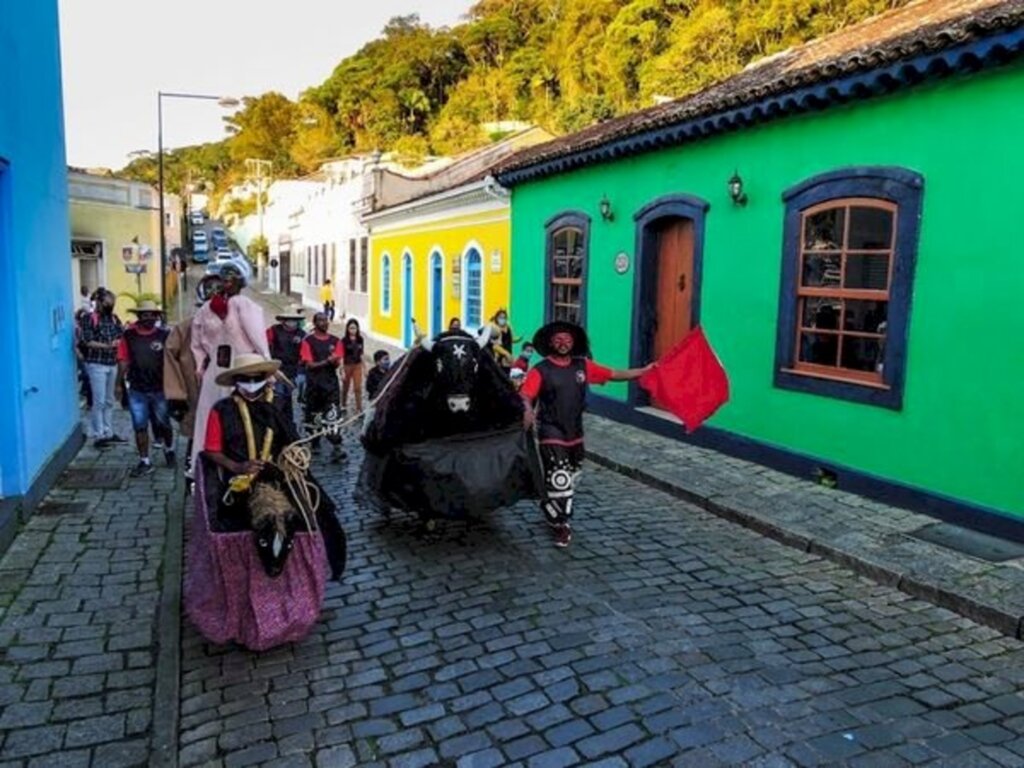 SFS comemora mês do folclore com apresentação cultural