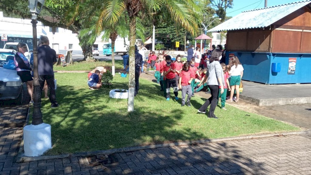 SFS: Moradores revitalizam praça do bairro Paulas