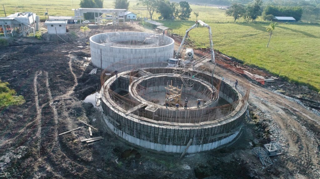 Balneário Barra do Sul: Casan realiza nova etapa de concretagem nos tanques da ETE