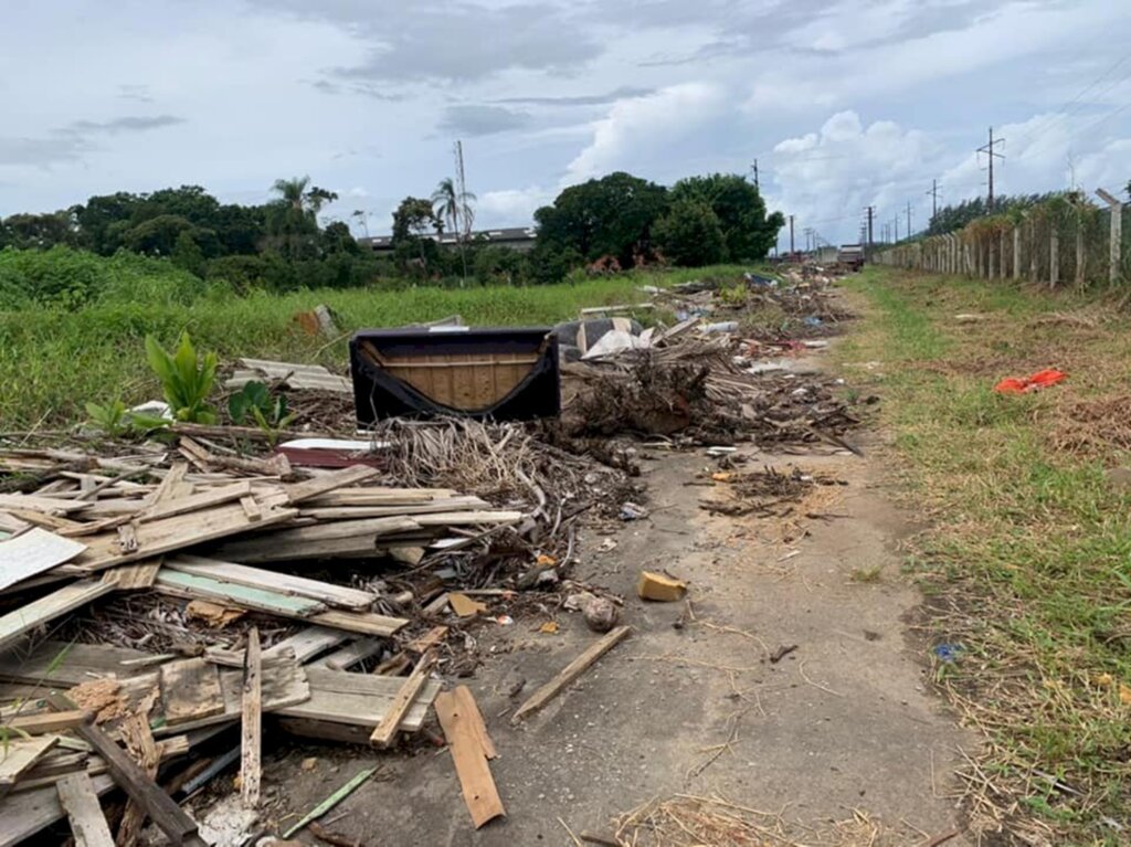 São Francisco do Sul: Prefeitura remove entulho de rua do Ubatuba