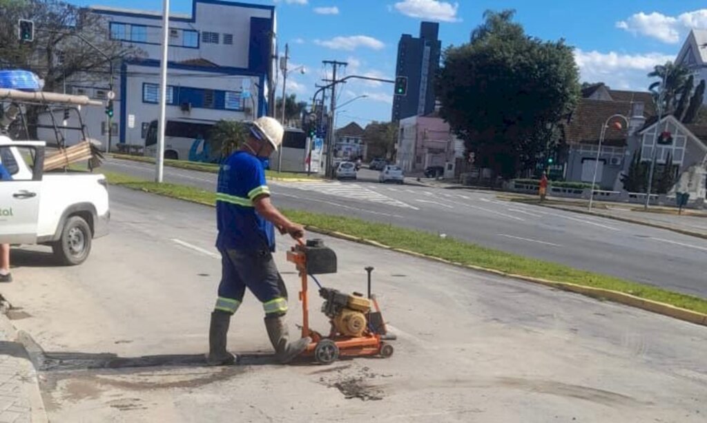 Águas de Joinville conclui reparo de vazamento na avenida Dr. Albano Schulz