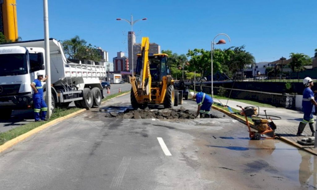 Águas de Joinville trabalha em conserto de vazamento na avenida Dr. Albano Schulz