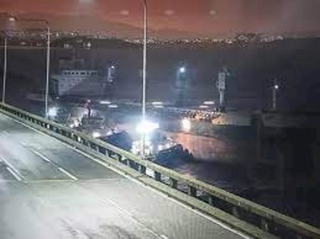 Ponte Rio-Niterói é fechada após colisão de navio