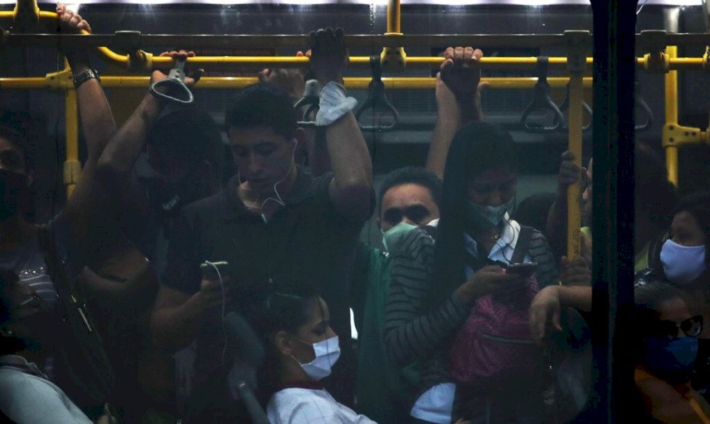 Covid-19: infectologistas defendem volta das máscaras e mais vacinação