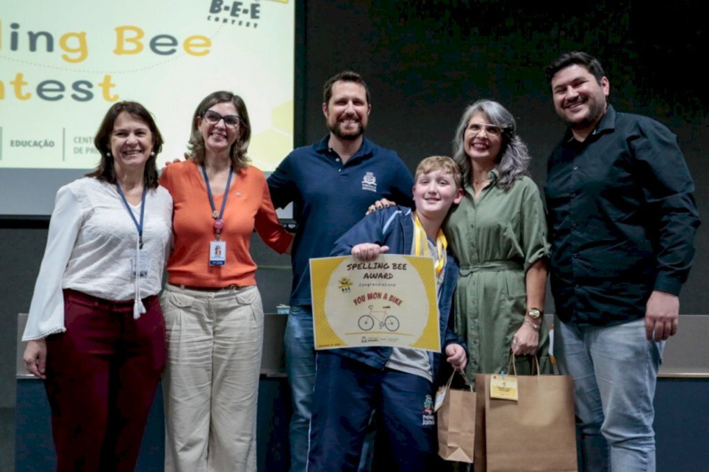 Aluno de escola do bairro Costa e Silva vence Concurso de Soletração em Inglês da Rede Municipal de Joinville