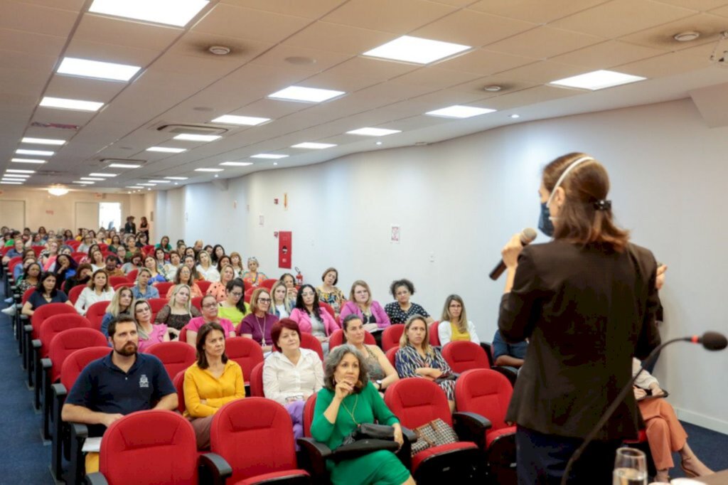 Seminário reúne orientadores, psicólogos e assistentes sociais que atuam em Escolas e CEIs de Joinville