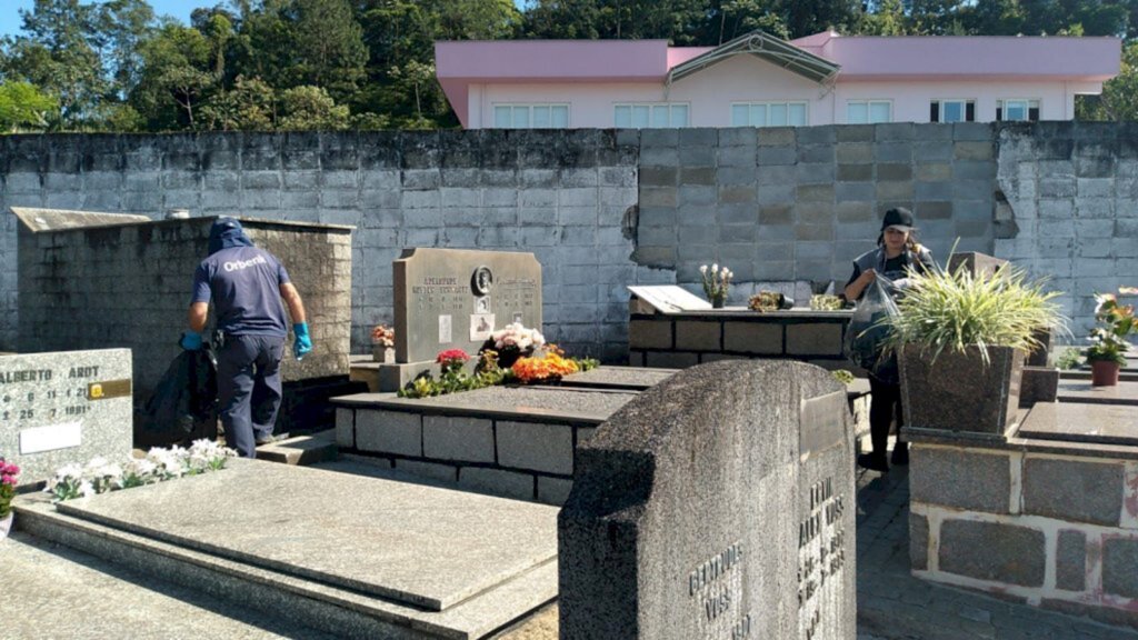 Prefeitura faz ação para eliminar criadouros do mosquito da dengue em cemitérios municipais