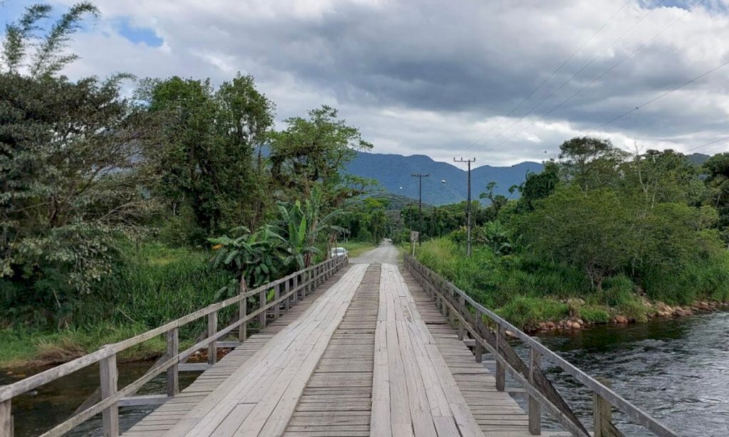 Prefeitura de Joinville faz manutenção preventiva em ponte da Estrada do Pico
