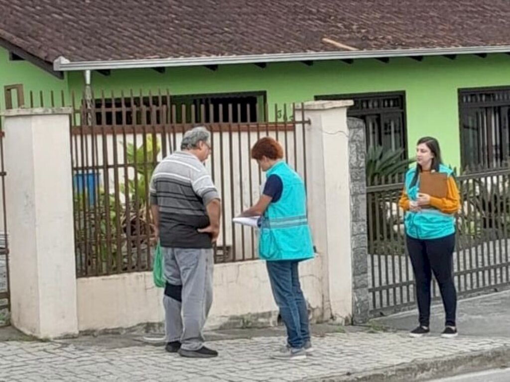 Águas de Joinville realiza abordagens domiciliares para orientar moradores sobre as obras