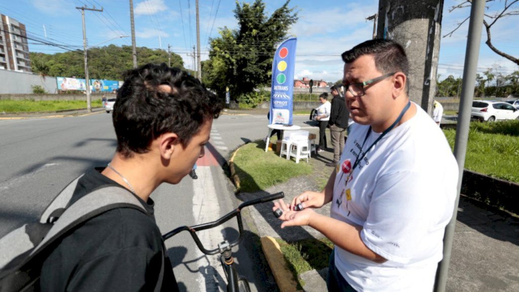 Prefeitura realizou blitz educativa para ciclistas nos bairros Glória e Jardim Paraíso