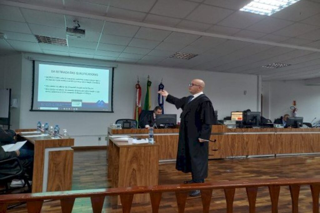 Joinville: Homem é condenado por matar membro de facção rival que olhava celular na janela de casa