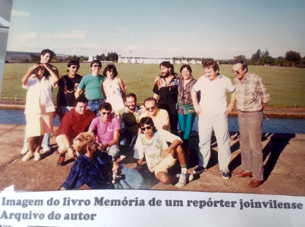 Foto do livro Memórias de um repórter joinvilense/2018 - Toninho Neves, Luiz Veríssimo, Tusi Helena, Fernando Pinto Júnior, Ismael Pepper,  Osni Martins, Ari Lazzari, Ary Silveira de Souza, entre outros , ao fundo o Palácio da Alvorada