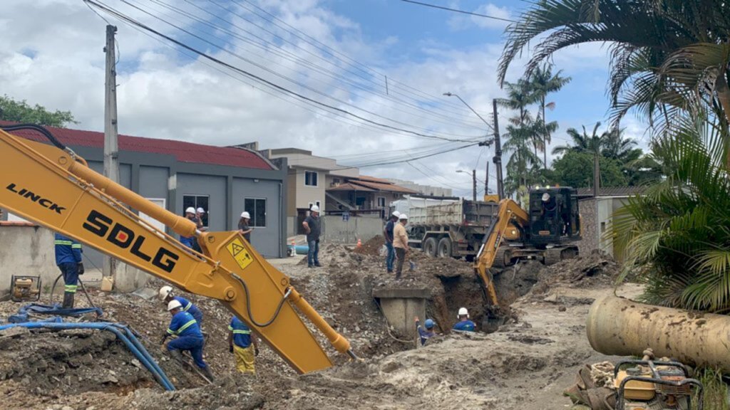 Companhia Águas de Joinville trabalha para normalizar abastecimento de água na zona Sul até terça-feira (25/10)