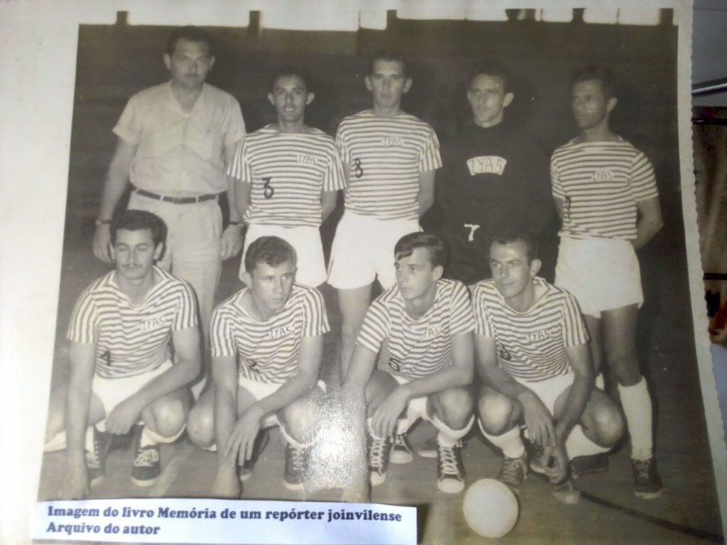 Memórias de um repórter Joinvilense - Em pé da esquerda p/ a direita: Charles Weber, Romeu Gonçalves, Luiz Mauro, Jota Montes e Renê Gonçalves. Agachados (na mesma ordem) ? Wilson Souza, Cesar Jaques, Fausto Rocha e Chico (irmão do radialista José Eli Francisco)