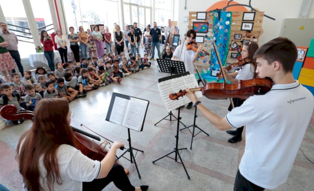 Alunos das escolas municipais de Joinville abrem exposição de arte no O Farol