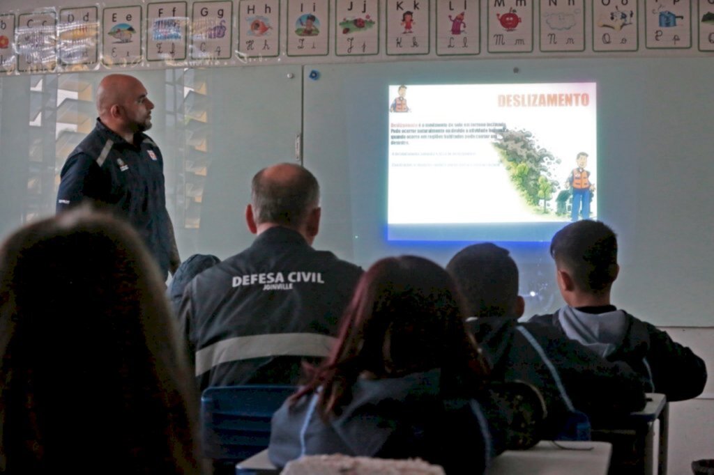 Defesa Civil de Joinville realiza palestra do Projeto Piava em escola na Vila Cubatão