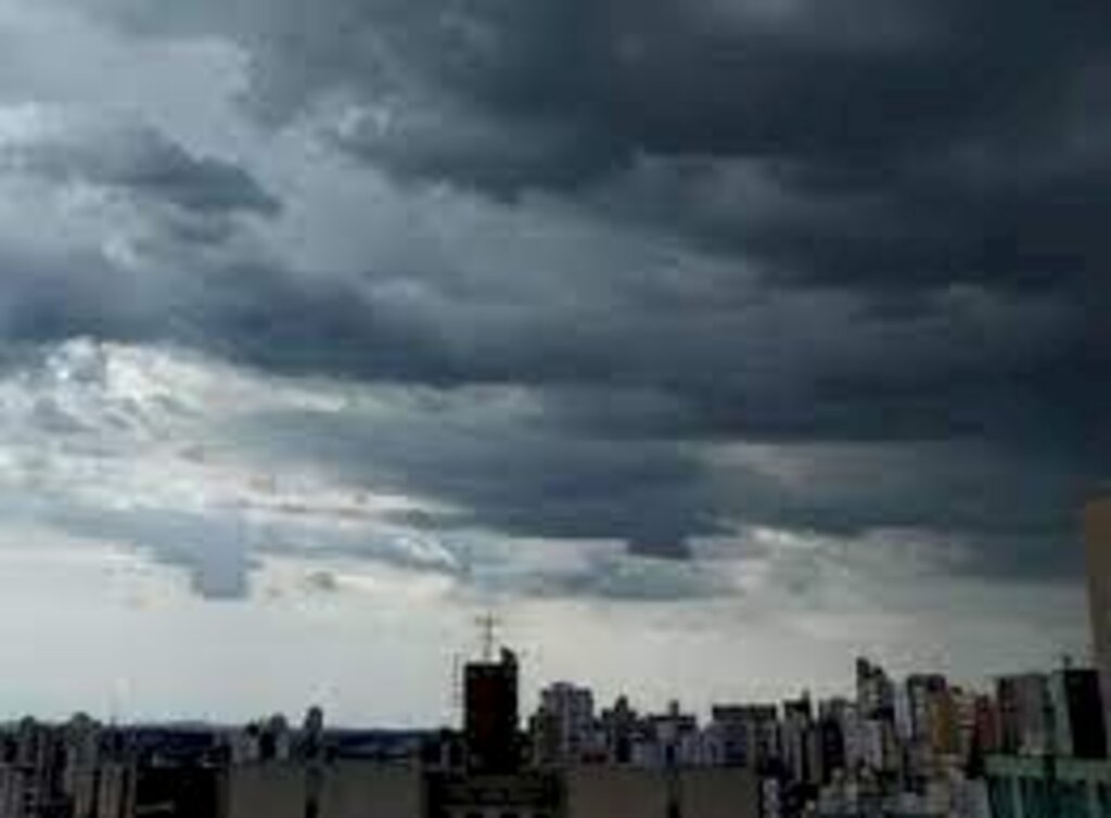 Frente fria avança pelo litoral de SP e Sul tem mais chuva