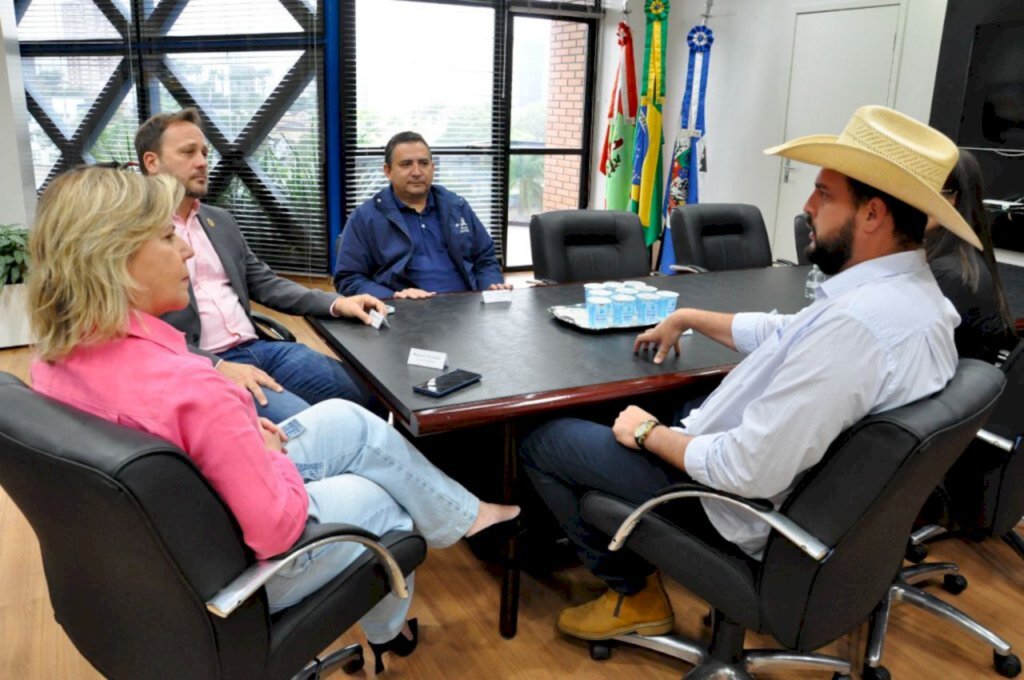 Prefeito Adriano Silva reúne-se com deputado federal eleito Zé Trovão