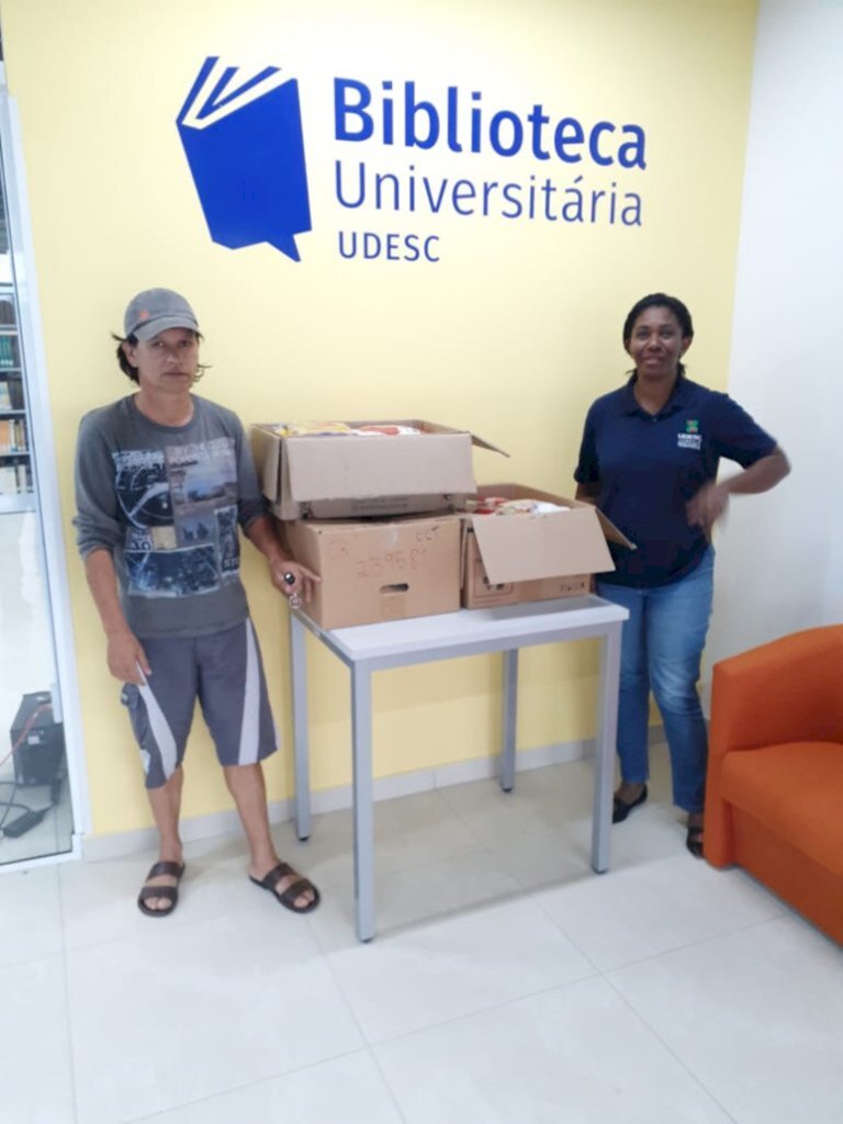 Biblioteca da Udesc Joinville doa alimentos para entidade