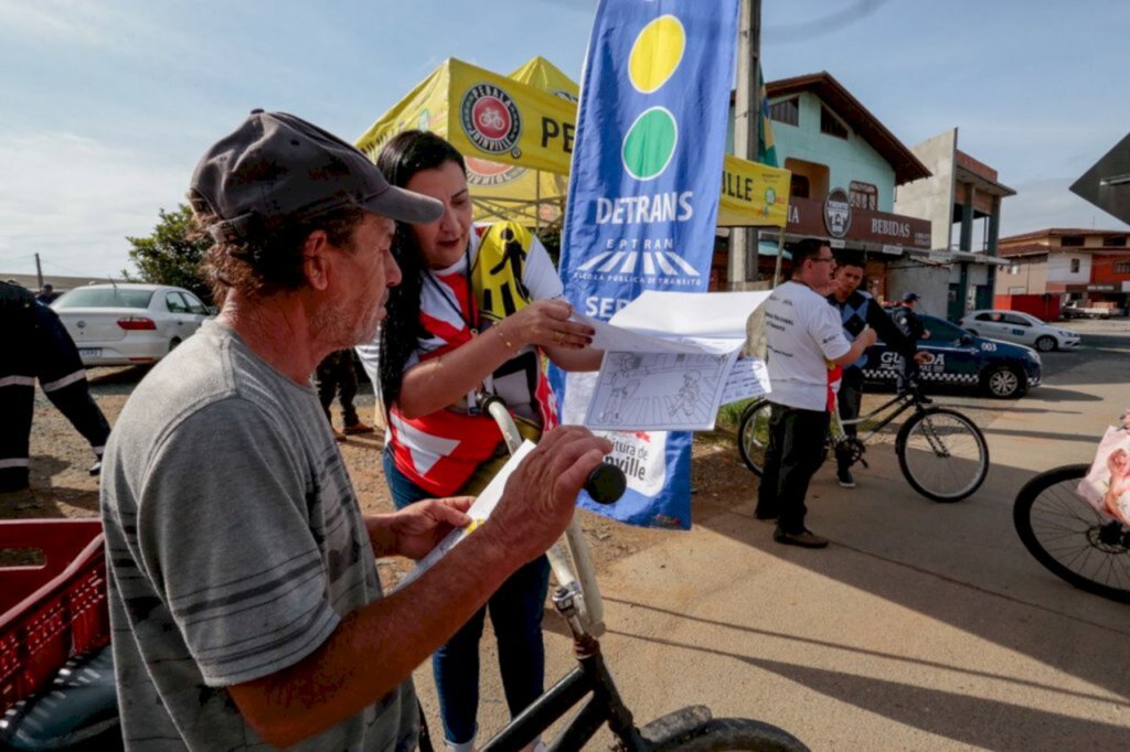 Detrans Joinville realiza blitz educativa para ciclistas e motociclistas