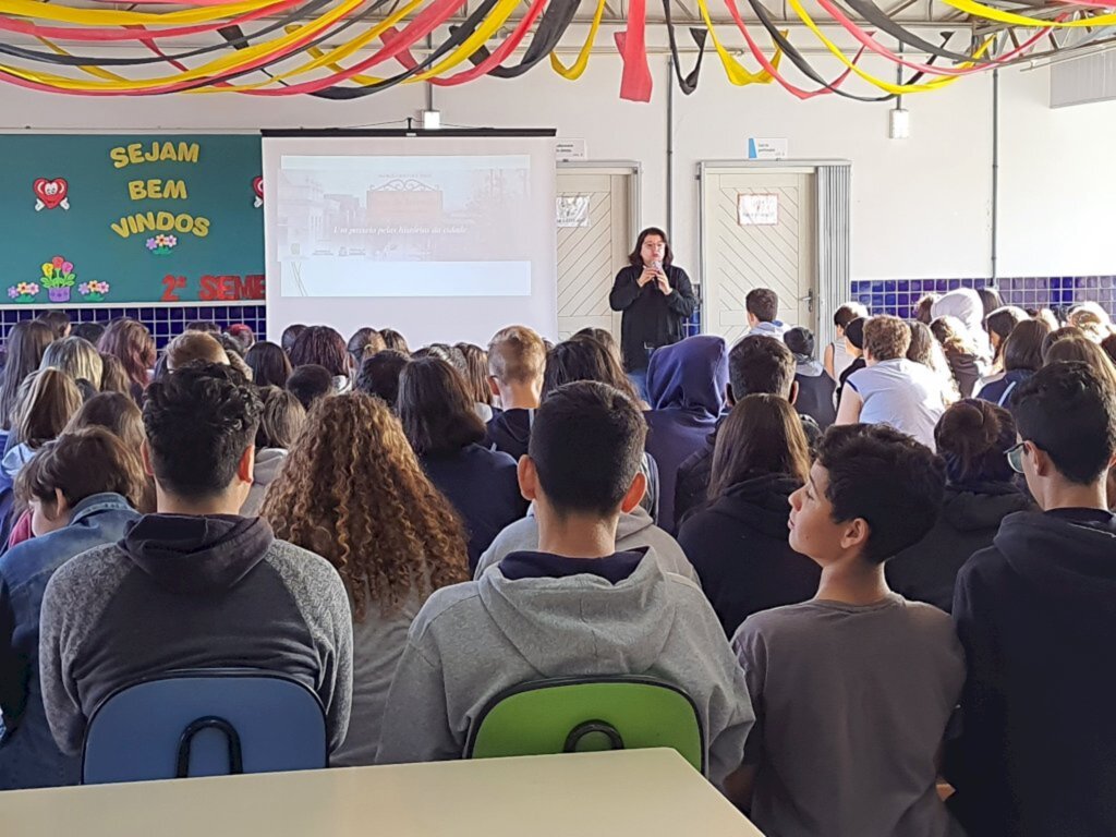 Escola Municipal Plácido Xavier Vieira - A jornalista e escritora  Maria Cristina Dias proferiu palestra sobre seus livros