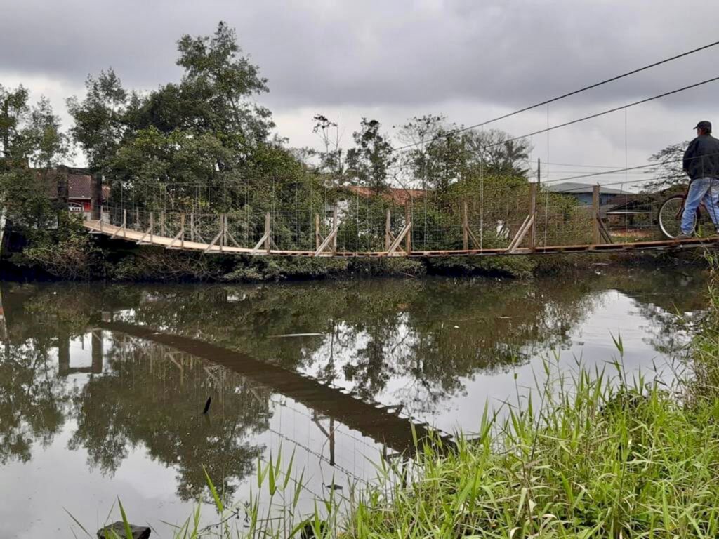 Prefeitura de Joinville finaliza obras de ponte pênsil no bairro Comasa