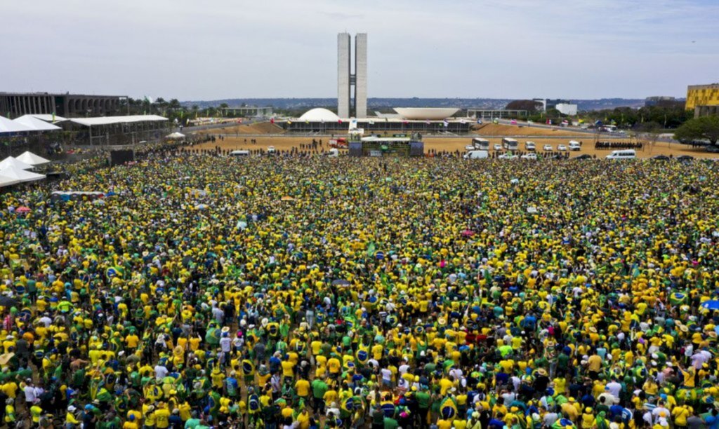 Desfile em comemoração ao Bicentenário reúne multidão na Esplanada