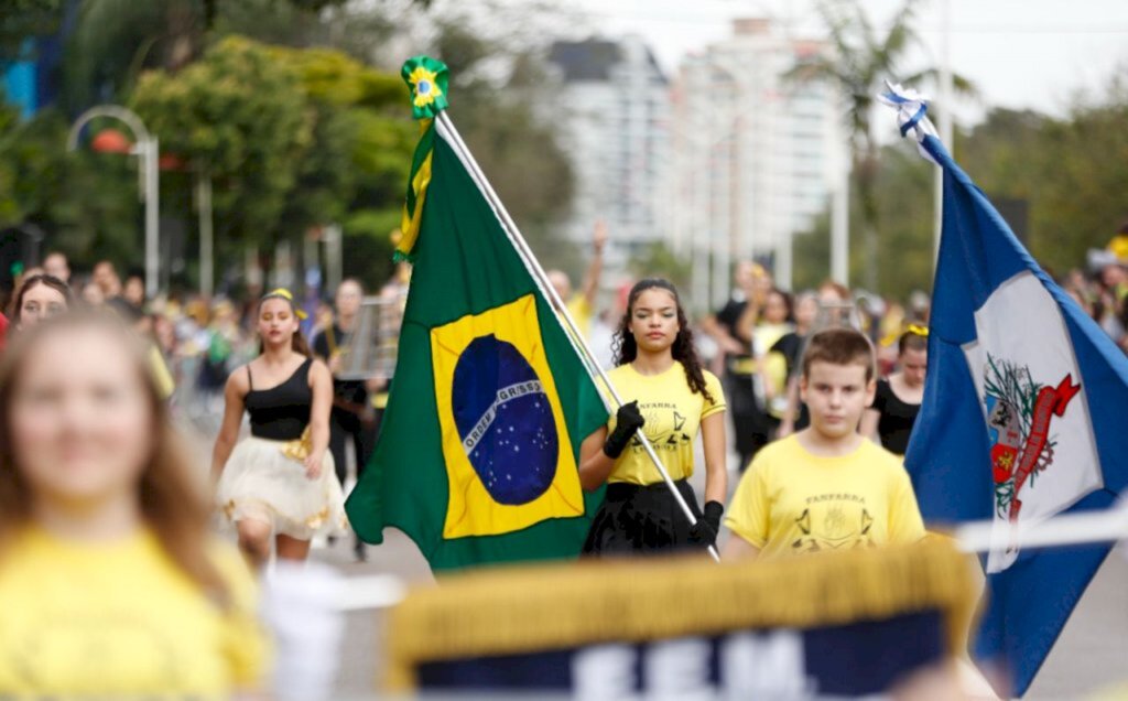 Cerca de 12 mil pessoas prestigiam desfile Cívico-Militar em Joinville